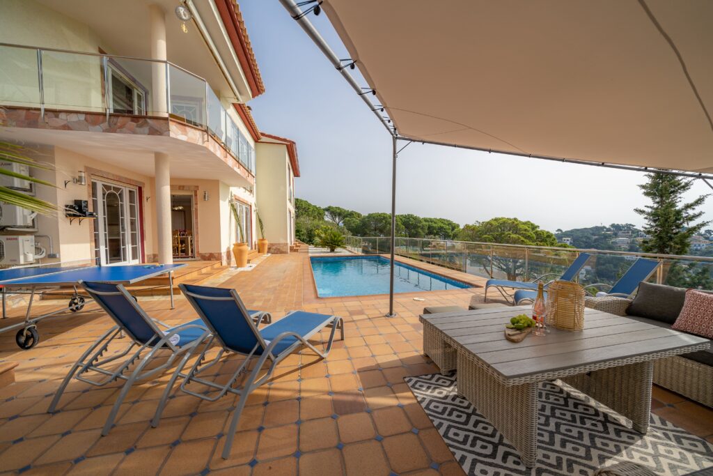 Villa the Swing outdoor pool area lounge 4